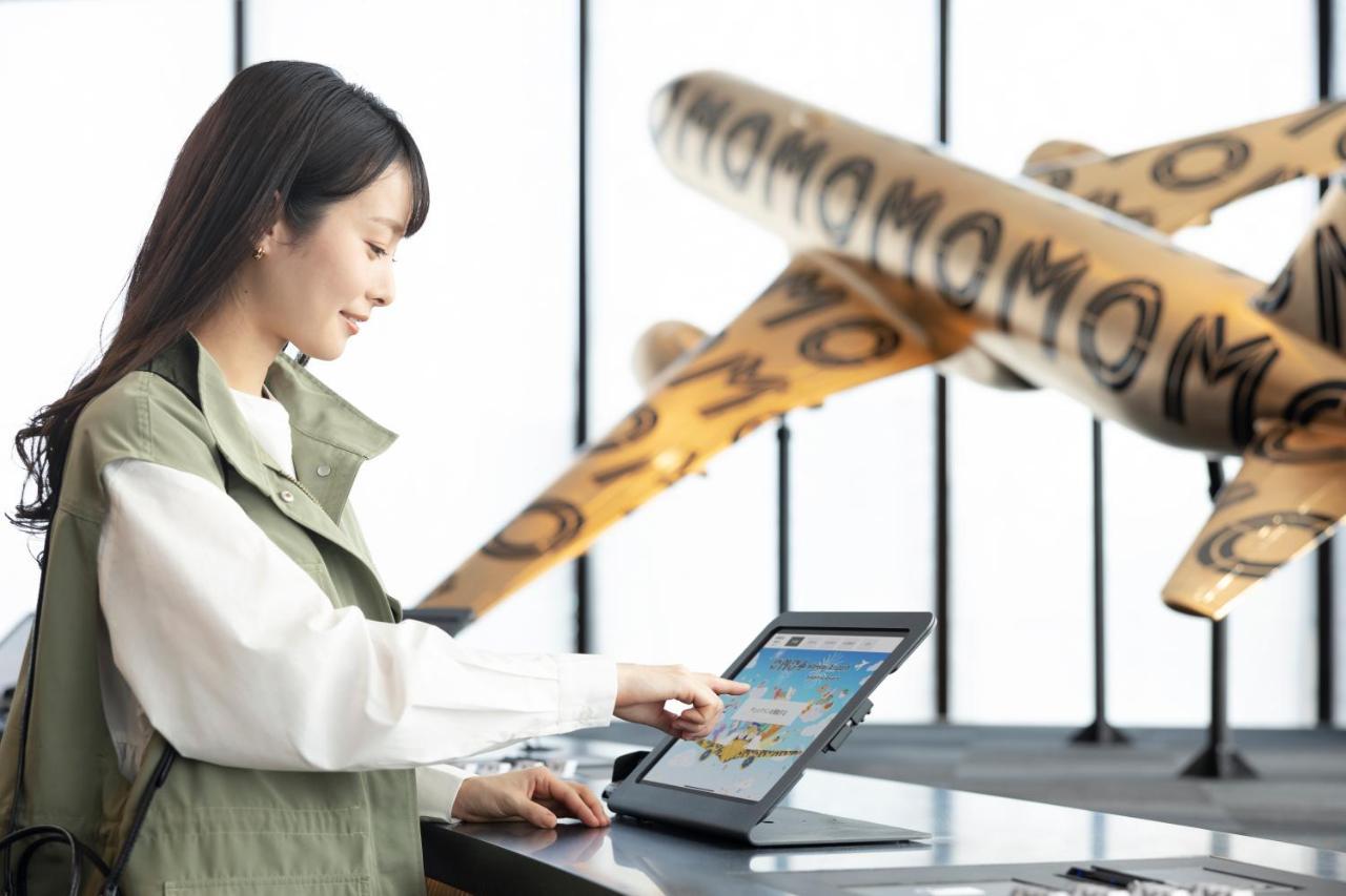 Omo Kansai Airport By Hoshino Resorts Izumisano Exterior foto A woman using a POS terminal